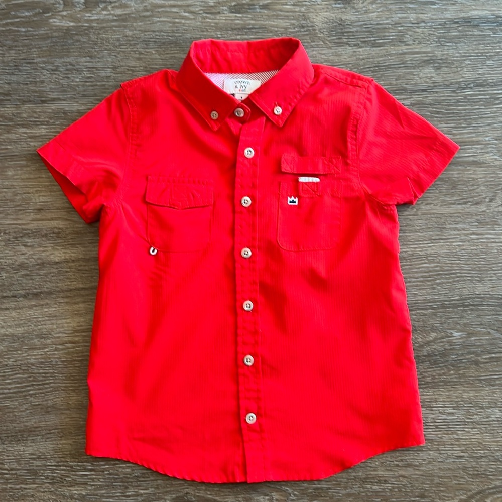 Crown & Ivy kids Size 6 Short-sleeve button-down. Color to me is “Cajun Shrimp”.